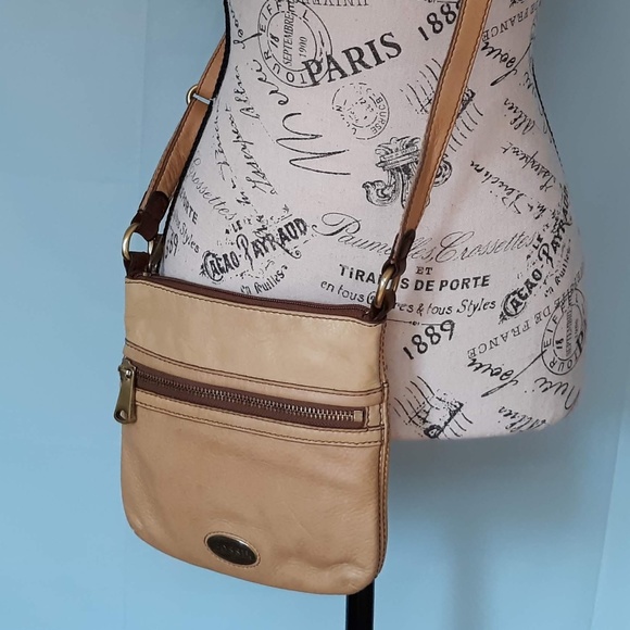 Fossil Handbags - 🎉🎉HP🎉🎉 FOSSIL TAN LEATHER CROSSBODY BAG